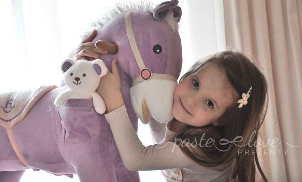 Oryginalny prezent dla dziewczynki na 3 latka. Konik na biegunach z personalizowanym misiem w zestawie.