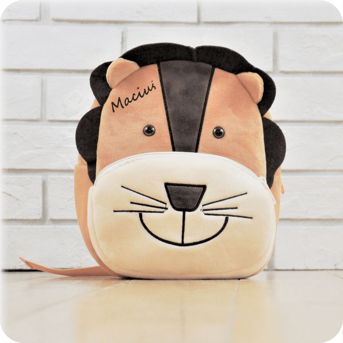 Ulubiony plecak do przedszkola z imieniem w kształcie lwa. Personalizowany plecaczek posiada imię Antoś, ale może mieć dowolne.