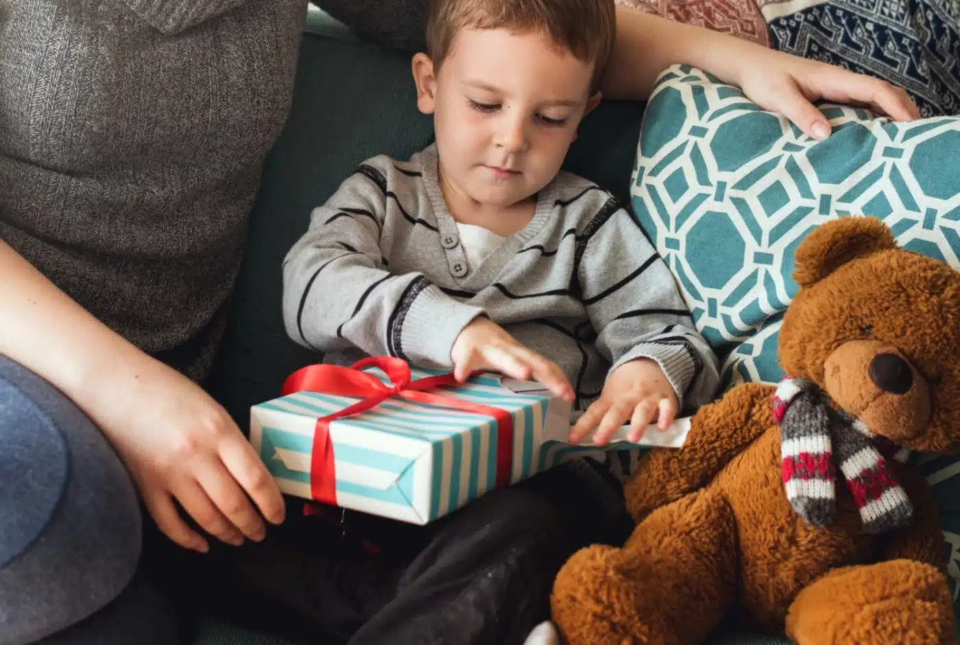 zdjęcie przedstawia dwuletniego chłopczyka, który dostał prezent